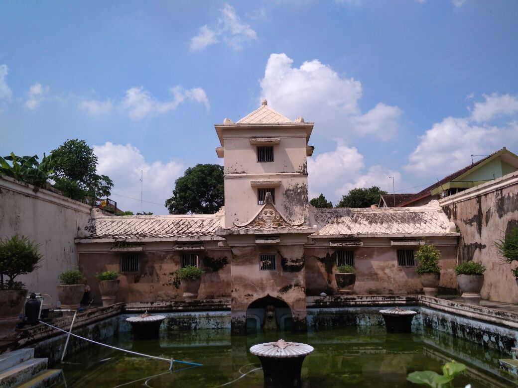 Kolam dan arsitektur taman kerajaan