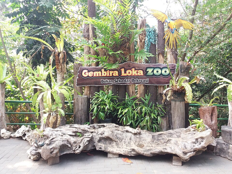 Papan nama Gembira Loka Zoo