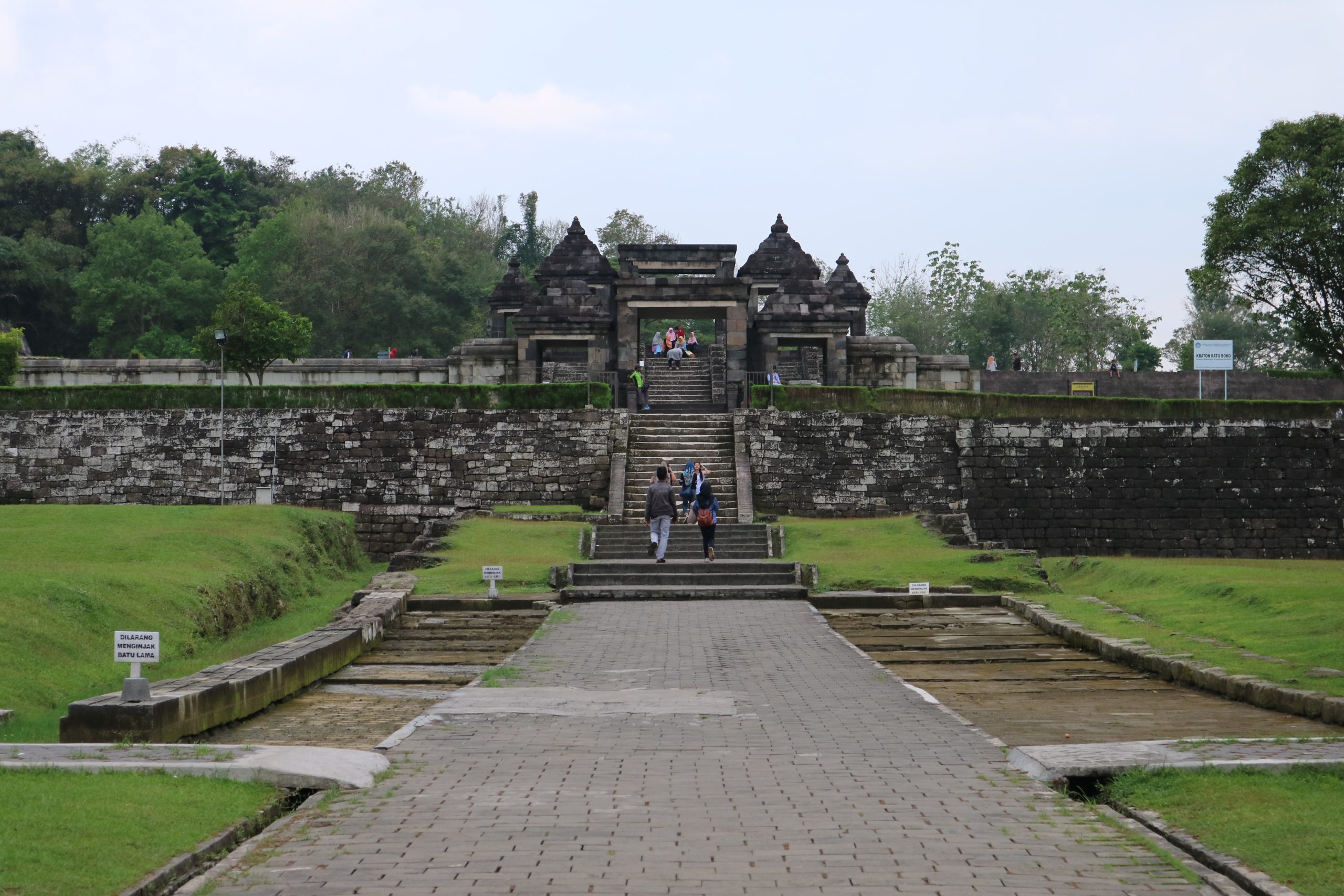 Gerbang situs Ratu Boko